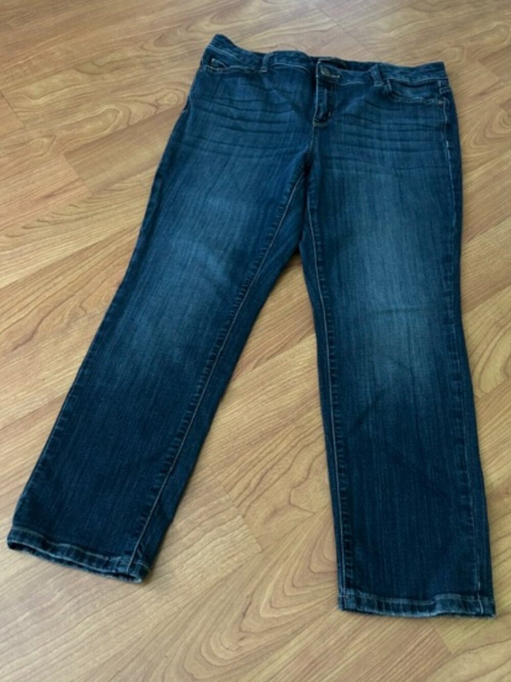 Simply Vera Straight Leg Jeans Women’s 14PS Petite Distressed Medium Wash